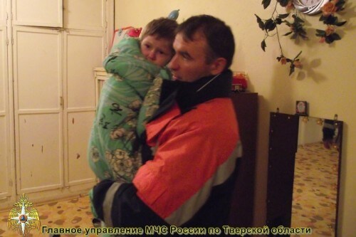 фото Тверские спасатели в очередной раз вызволили ребенка из-за запертой двери