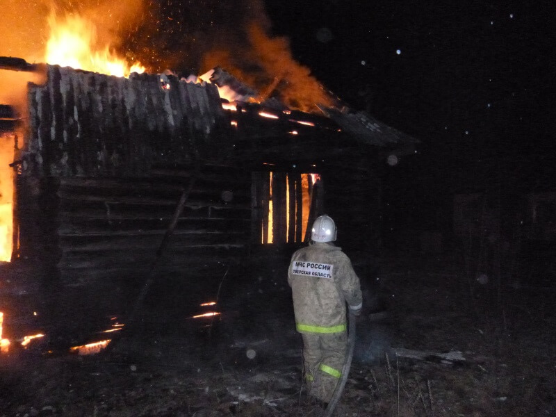 В Кесовогорском районе во время пожара в жилом доме пострадал человек