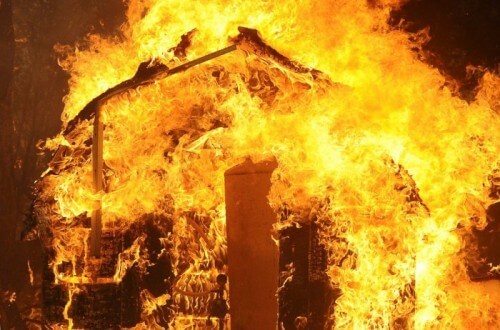 фото На пожаре в Торжке пострадал человек
