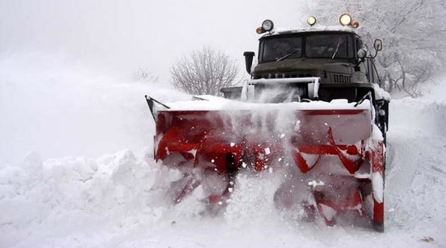 Росавтодор: более 1500 спецмашин борются со снегопадом на трассах в центре России
