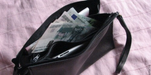 фото В Оленинском районе помощница по хозяйству украла деньги у местного жителя