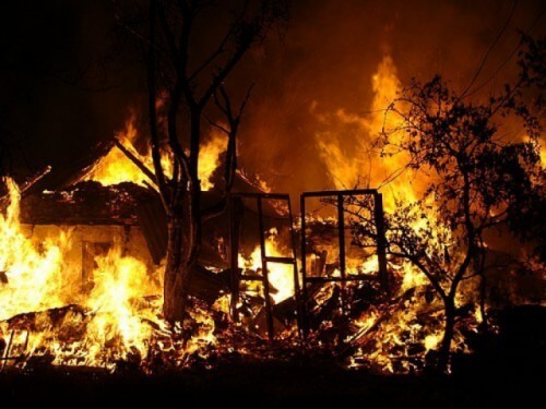 фото В Вышнем Волочке из-за замыкания электропроводки сгорел жилой дом