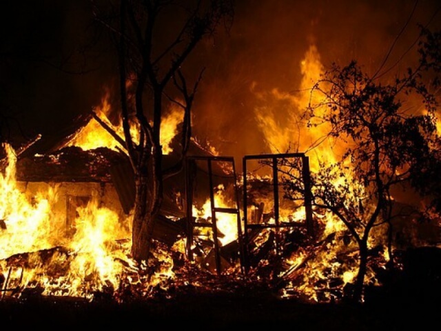 В Вышнем Волочке из-за замыкания электропроводки сгорел жилой дом