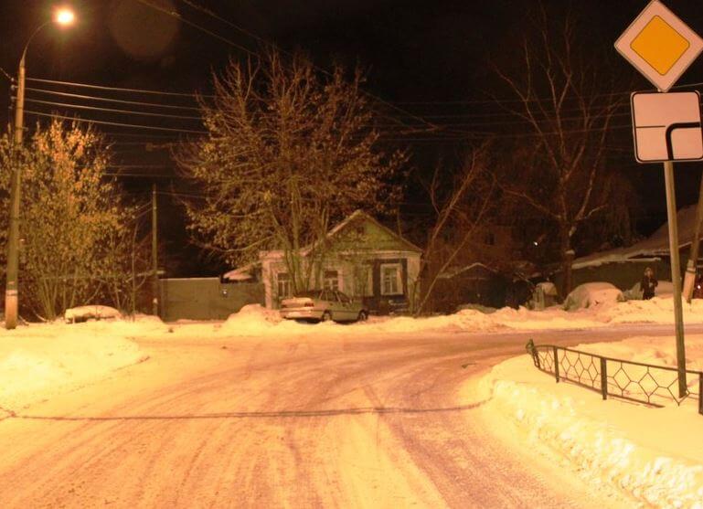 В Твери автомобиль врезался в дерево