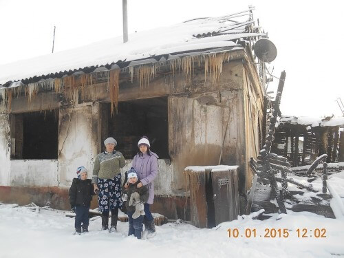 фото В Сонковском районе у матери-инвалида с 3 детьми сгорел дом. Объявлен благотворительный сбор вещей и материальной помощи
