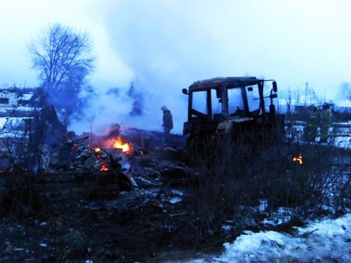 фото В Калининском районе сгорел жилой дом. Есть пострадавший