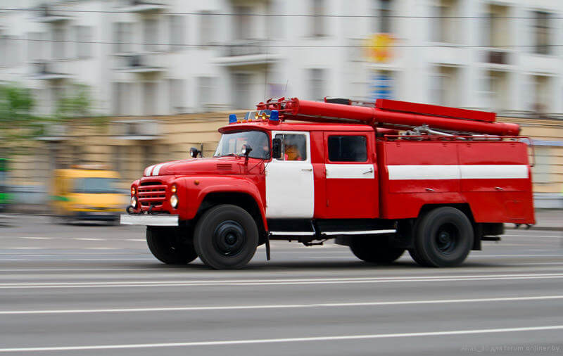 МЧС призывает автовладельцев пропускать пожарные машины, спешащие на вызовы
