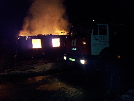фото Вечером 14 марта в Лихославльском районе из-за неосторожного обращения с огнем сгорел дом и хозяйственный сарай