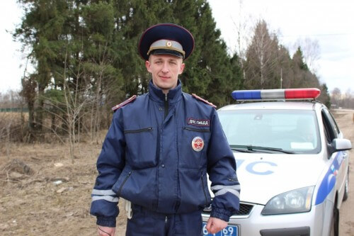 фото Инспектор ДПС в Твери спас человека из горящего автомобиля