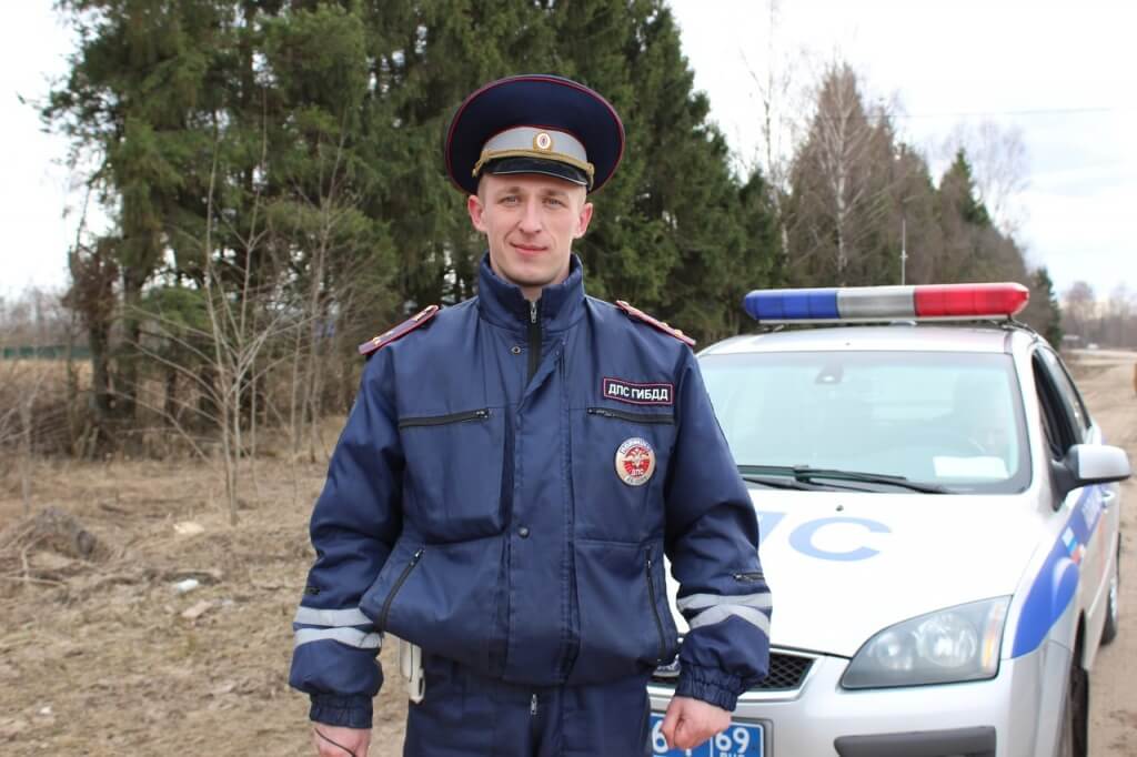 Инспектор ДПС в Твери спас человека из горящего автомобиля