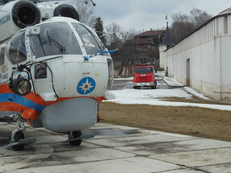 Молодого человека с тяжелой травмой головы транспортировали в Тверь санитарным вертолетом МЧС
