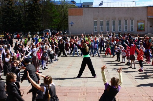 фото В Твери состоялся танцевальный флешмоб "Будь ярким! Стань заметным!"