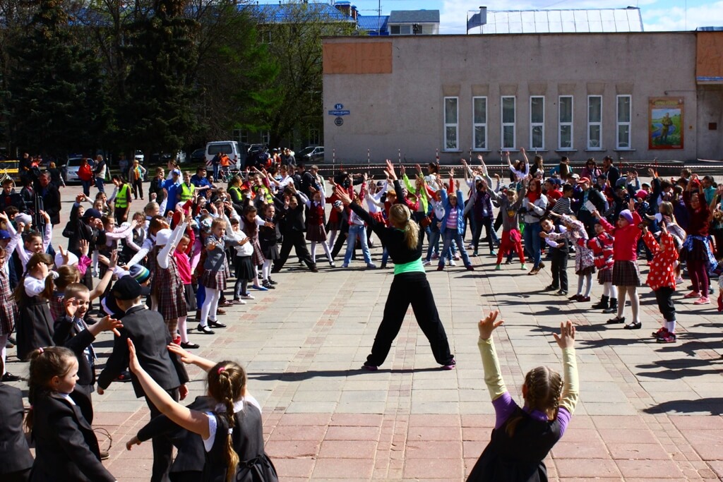 В Твери состоялся танцевальный флешмоб "Будь ярким! Стань заметным!"