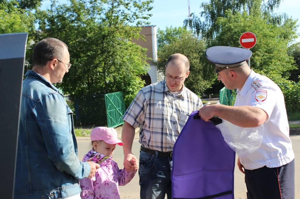 Сотрудники Госавтоинспекции Тверской области провели акцию "Пристегни ребенка"