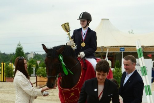 фото Тверичанка Валерия Ульянова стала чемпионом международного турнира по конному спорту в категории "Дети"