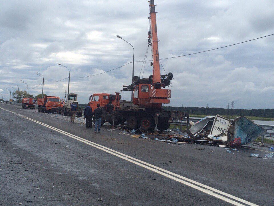 В результате ДТП на трассе М-10 в Иваньковское водохранилище опрокинулся бензовоз