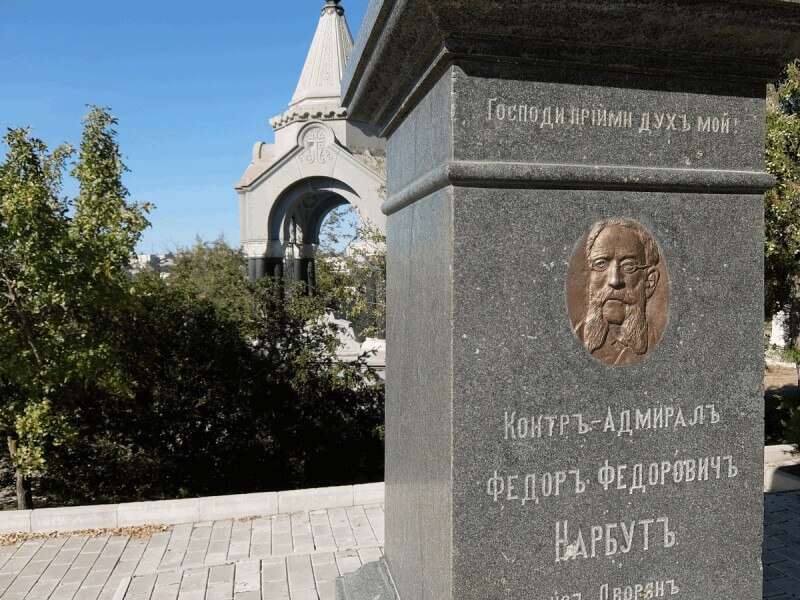 Тверичи восстановили памятник тверскому адмиралу в Севастополе