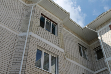 Тверские активисты ОНФ взяли на контроль устранение нарушений в «новом аварийном» жилье в Бологое