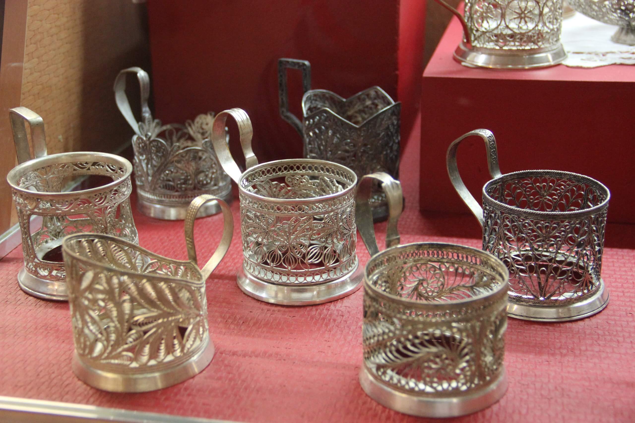 Музей тверского быта знакомит гостей с подстаканниками образца 19 и 20 веков