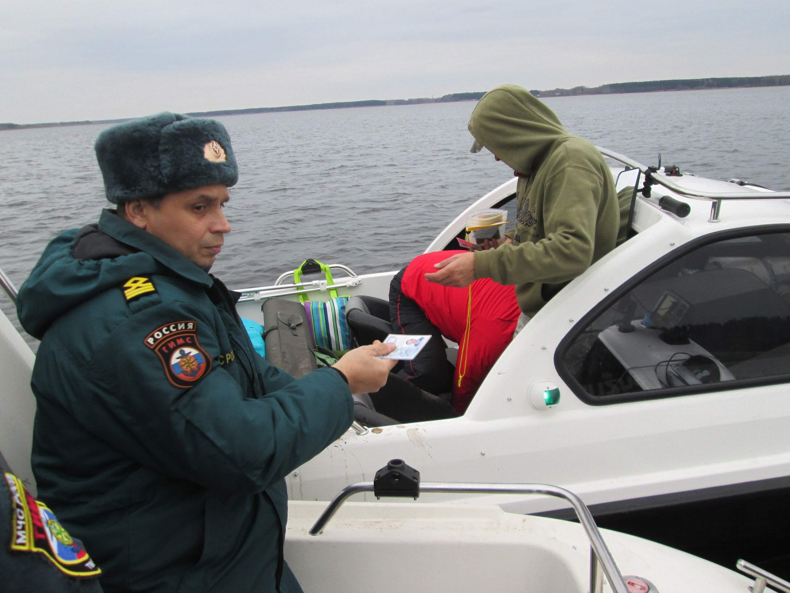 Сотрудники ГИМС МЧС России патрулируют реки и озера Тверского региона