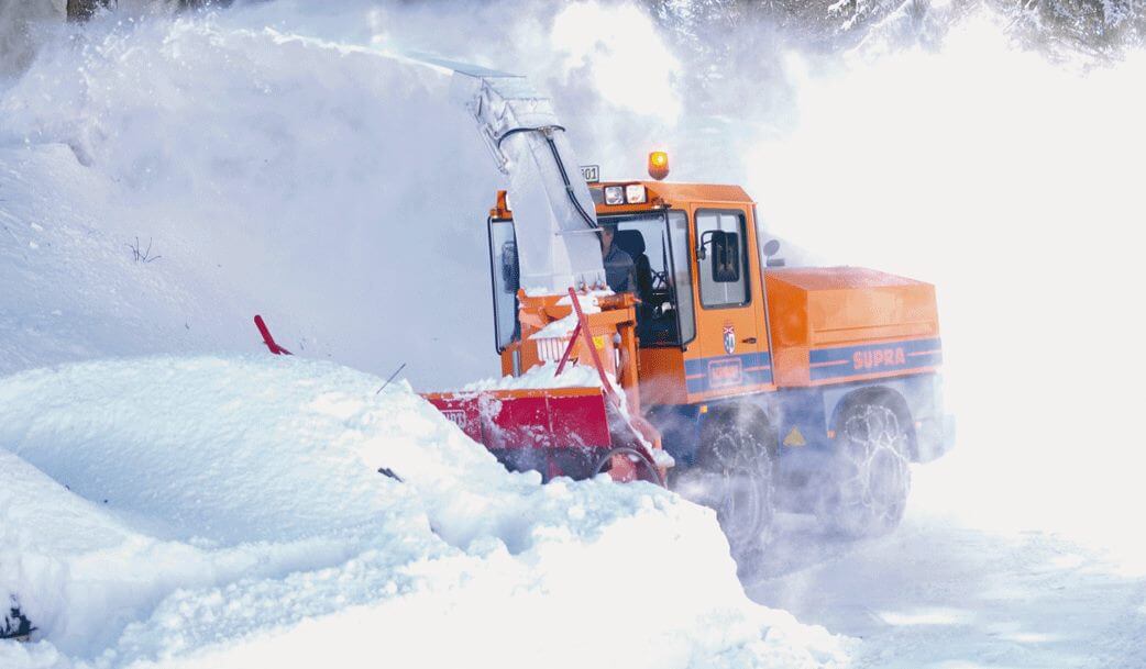 Более 180 дорожных машин круглосуточно убирают снег на трассе М-10 «Россия»