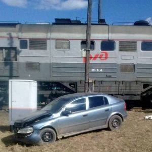 фото Грузовой поезд протаранил автомобиль в Тверской области
