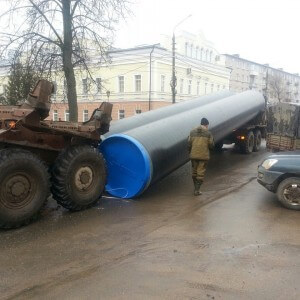 фото В Торжке с тяжеловоза упали огромные газовые трубы