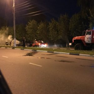 фото В Московском районе Твери произошло лобовое столкновение автомобилей. Одна из машин загорелась