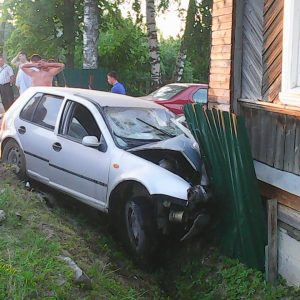 фото В Удомле пьяный водитель на легковушке протаранил дом