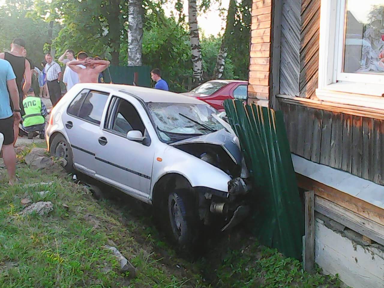 В Удомле пьяный водитель на легковушке протаранил дом