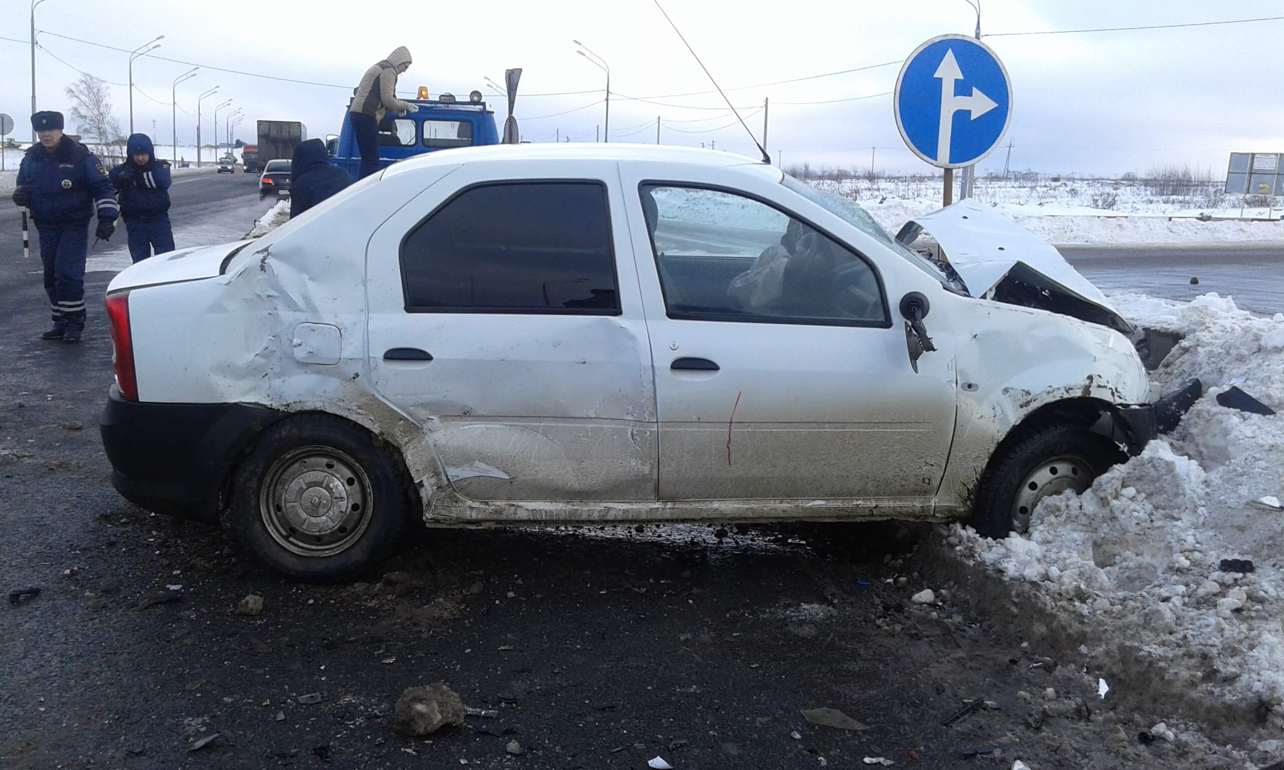 В Калининском районе нарушение ПДД стало причиной аварии с 3 пострадавшими