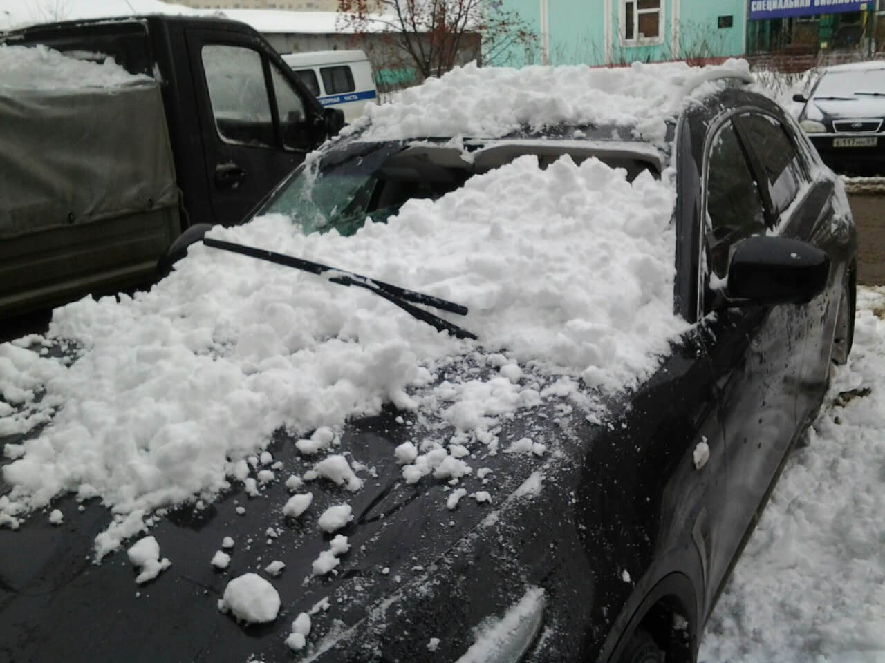 В Твери снег с крыши дома повредил 4 автомобиля