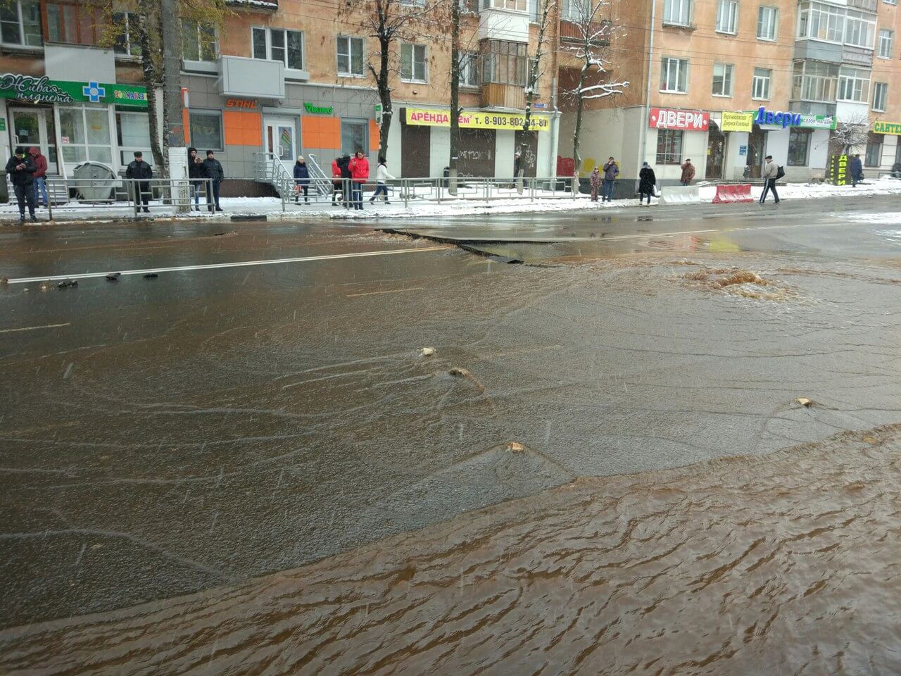 В Твери на Волоколамском проспекте прорвало трубопровод