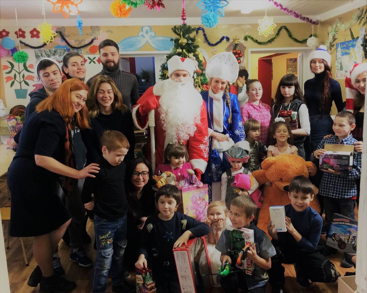 Новогодние сюрпризы для детей из социальных центров в Тверской области и в Москве