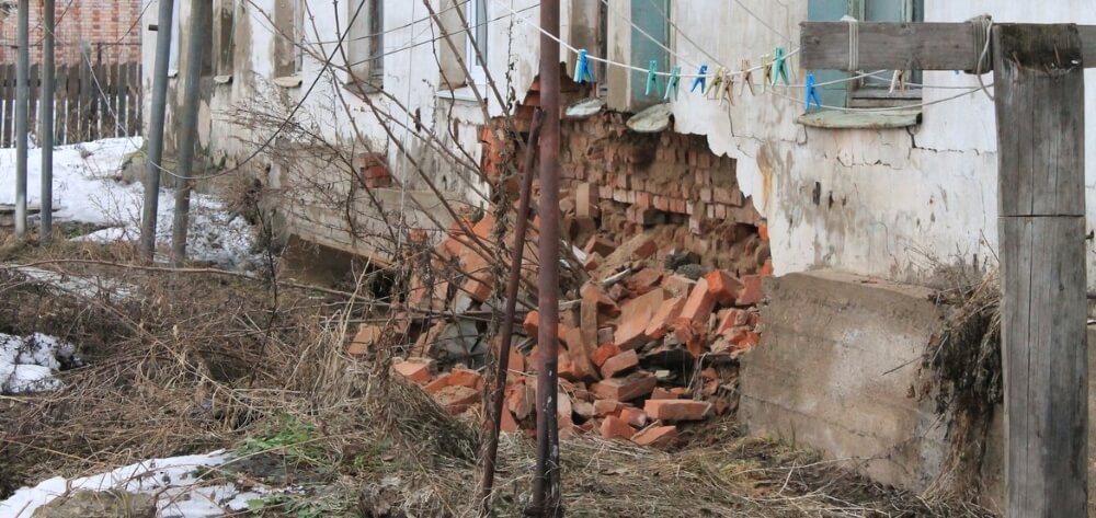 В Зубцовском доме, где частично обвалилась стена, проживали 23 человека, в том числе дети