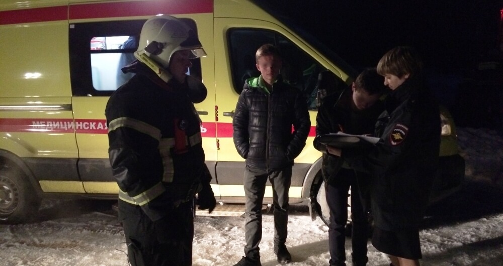 В Калининском районе спасатели сняли 3 подростков с оторвавшейся льдины