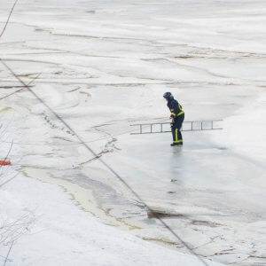 фото В Твери рыбаков пришлось спасать с отколовшейся льдины