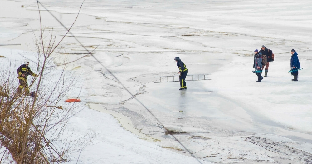 В Твери рыбаков пришлось спасать с отколовшейся льдины