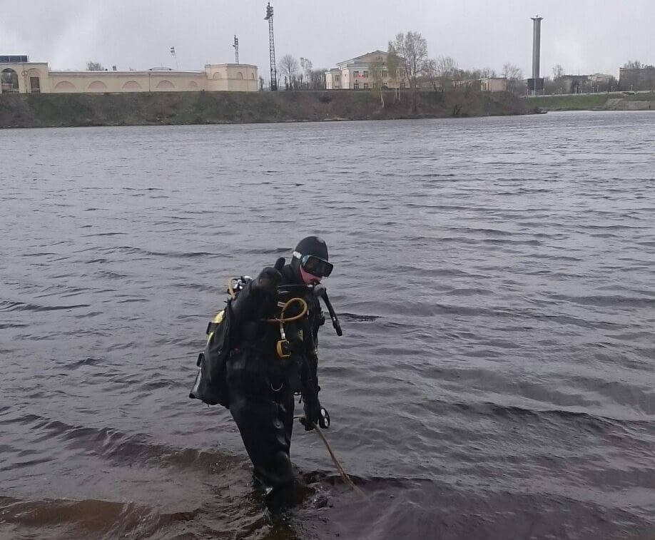 В Твери водолазы-спасатели чистят дно реки у городского пляжа