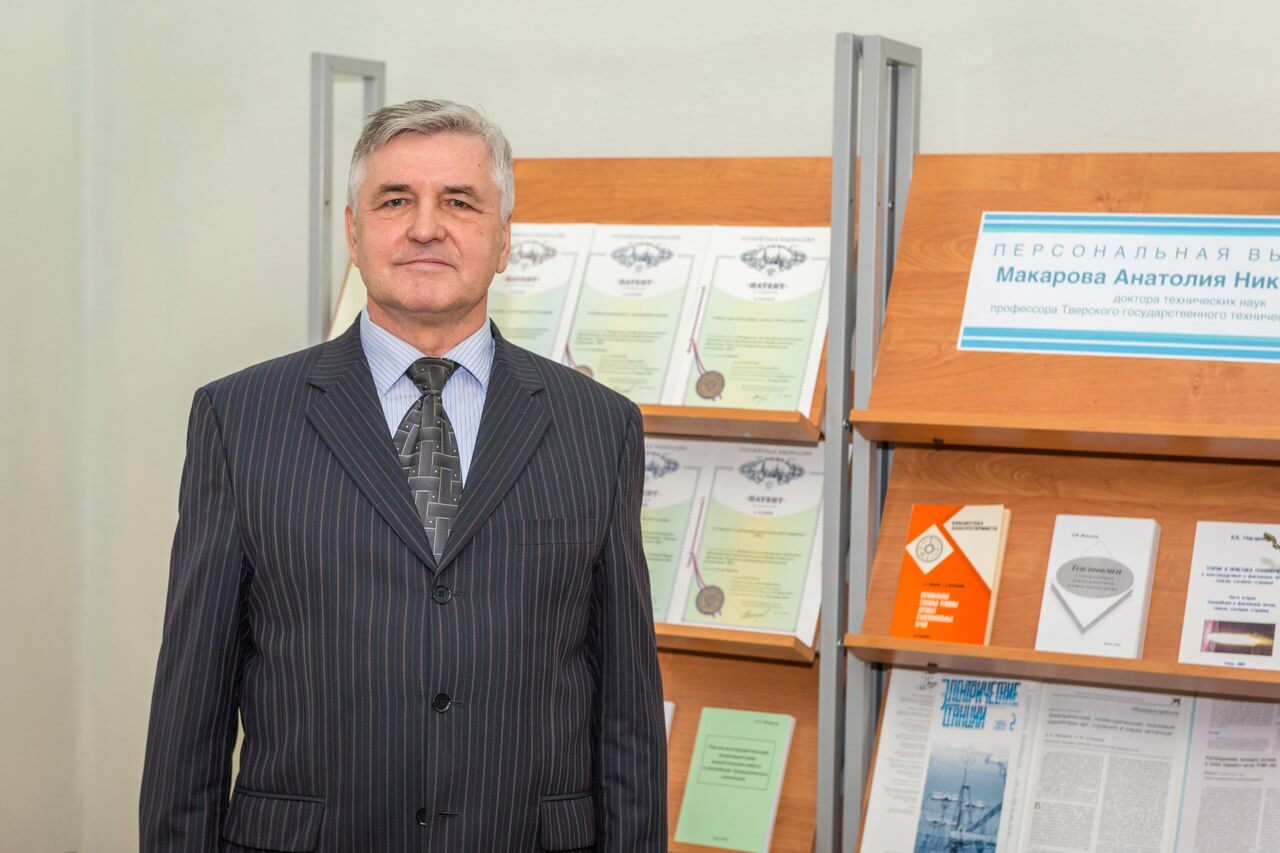 В областной библиотеке имени Горького открылась персональная выставка профессора Анатолия Макарова