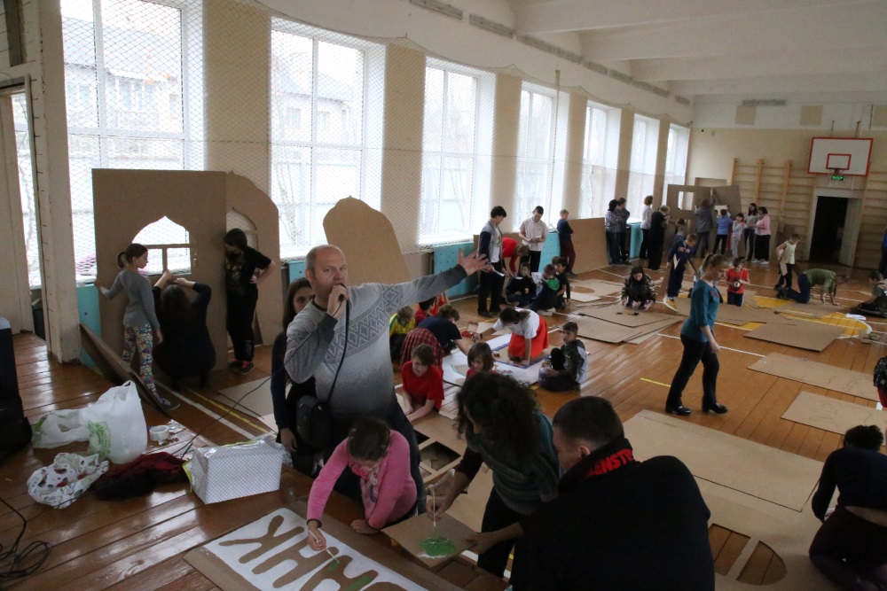 В медновском интернате дети и волонтеры построили картонный город