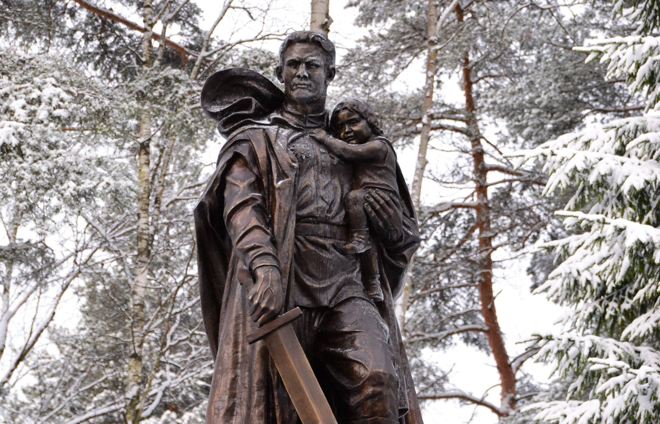 В Твери торжественно открыли обновленный памятник Воину-освободителю