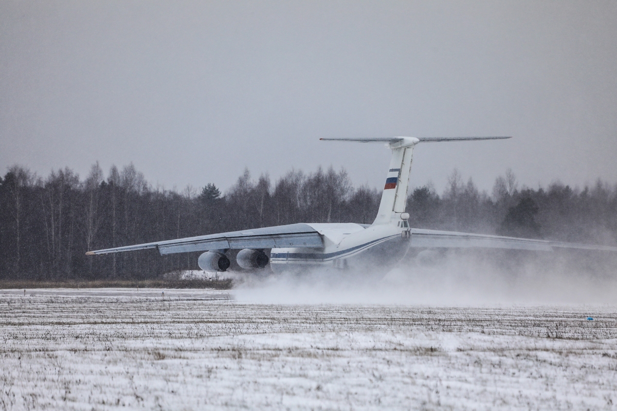 В Тверском соединении военно-транспортной авиации прошли полеты в сложных метеорологических условиях на самолетах Ил-76
