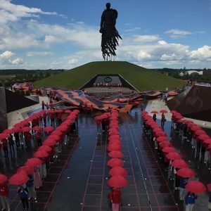 фото У Ржевского мемориала развернули 200-метровую Георгиевскую ленту