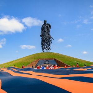 фото Гигантскую Георгиевскую ленту развернут у Ржевского мемориала
